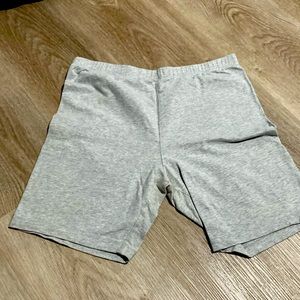 grey shorts